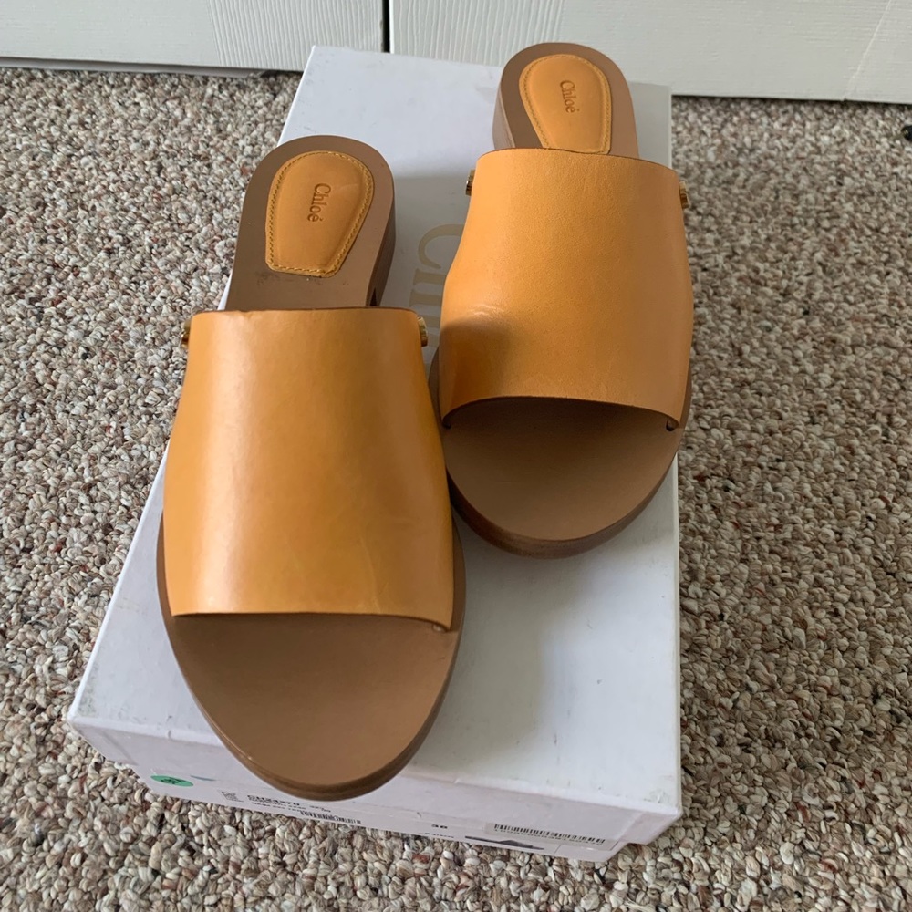 NIB CHLOE yellow gold tone leather slides 38